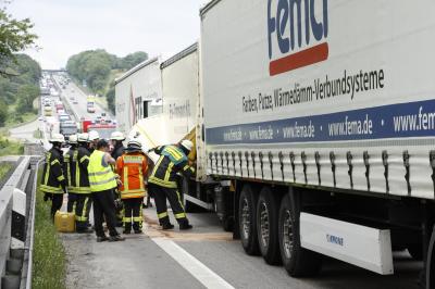 Auffahrunfall zwischen mehreren LKWs auf der A8 bei Pforzheim-Ost